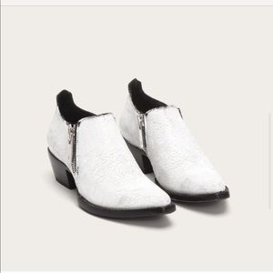 FRYE white crackle leather shootie 9.5